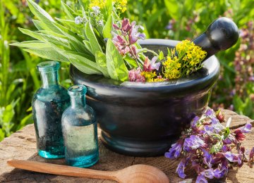 درمان و رفع عفونت‌های نقاط مختلف بدن با دمنوش‌های گیاهی در طب سنتی