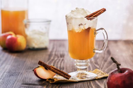 تهیه دمنوش‌های طبیعی و خانگی مناسب فصل پاییز با طب سنتی